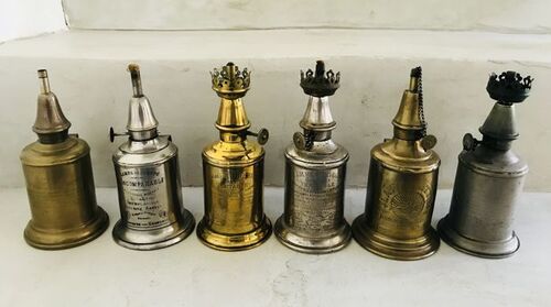 Six anciennes lampes pigeon à essence en métal et laiton, - Catawiki