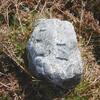 En contrebas du chemin, une pierre curieusement gravée de 5 traits (La première pierre)