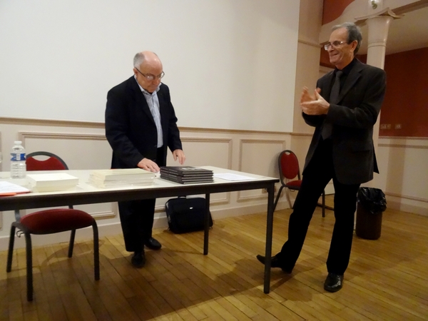 Michel Lagrange a remis son manuscrit " Leçon de paysage en hommage à la ville de Châtillon    sur Seine" à Hubert Brigand, maire de la ville