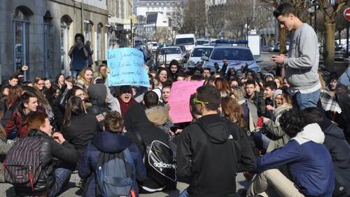 Etudiants, lycéens dans les rues des villes du finistère pour exiger le retrait total de la loi "El Khomri"