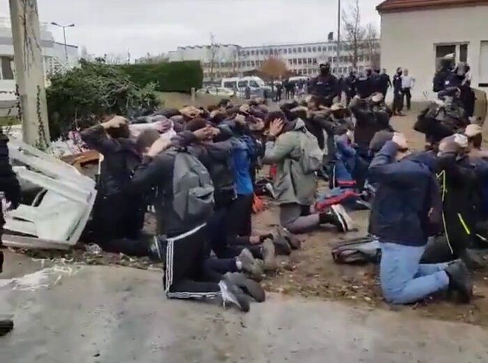 Les images de l'arrestation de dizaines de lycéens à Mantes-la-Jolie font scandale