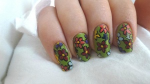 Nail Art cascade de fleurs
