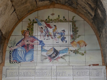 A côté des chutes du Réal, deux panneaux en céramique présentent la Déclaration des Droits de l'Homme et du Citoyen. Ici le frontispice d'une des panneaux.