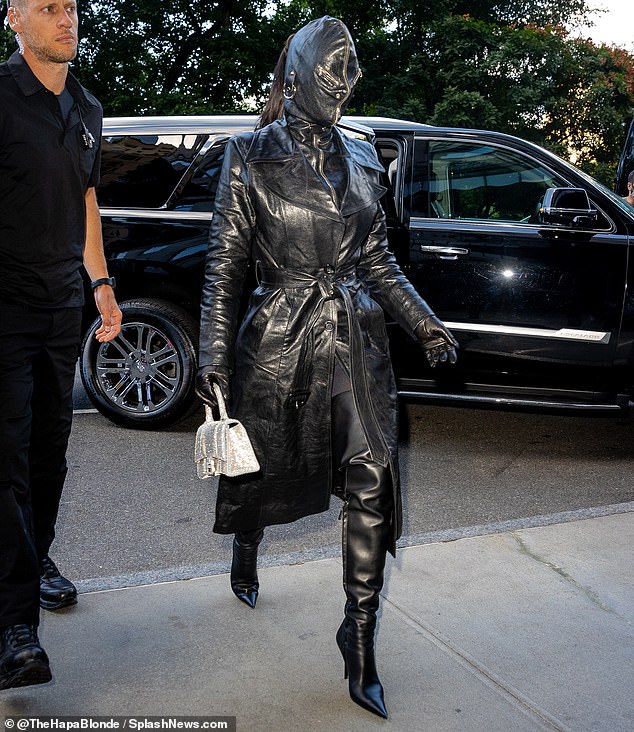 Faire allusion à quelque chose ?  Alors que Kim continue de porter du Balenciaga ces dernières semaines, il semble probable qu'elle sera habillée par le créateur de la marque Demna Gvasalia au Met Gala le 13 septembre.