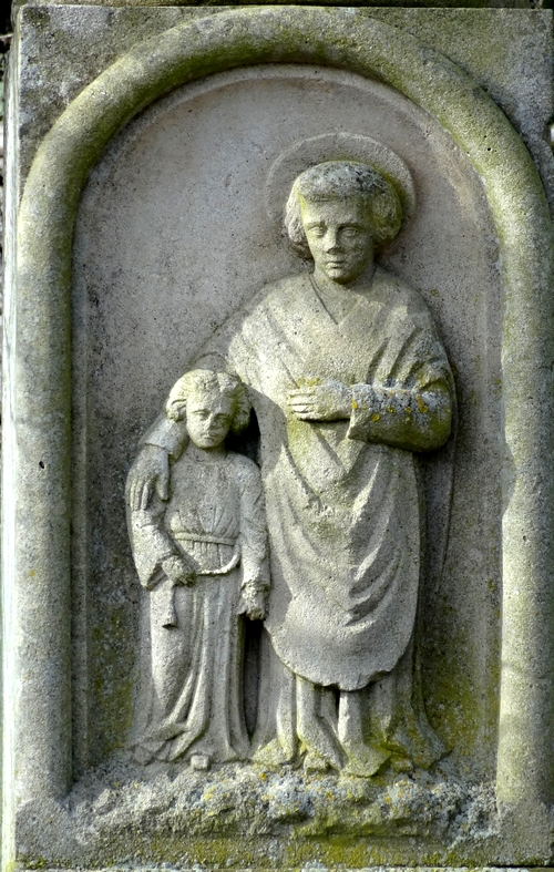 Une croix de Marcenay représente Saint Vorles et l'enfant sauvé des flammes...