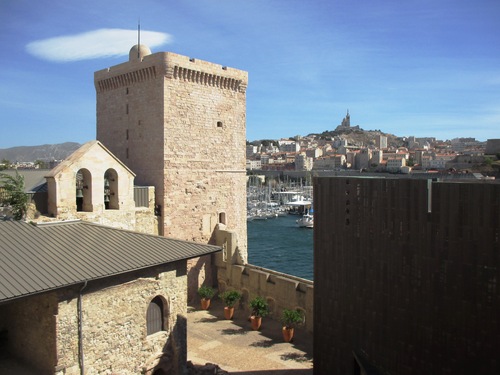La tour du Roi René et une chapelle au  fort Saint-Jean à Marseille