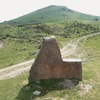 Passage au col d'Iguzkiegui avec son menhir frontière, face au pic Iguzki