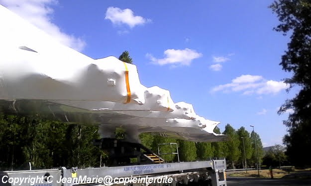 Airbus 380 a Langon,chargement d'une aile de l'avion sur une plate forme afin de l'accrocher au camion prêt a partir pour Toulouse