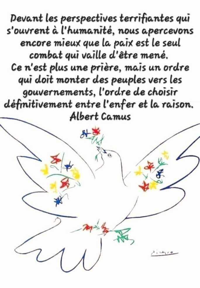 Peut être un dessin de ‎texte qui dit ’‎Devant les perspectives terrifiantes qui s'ouvrent à l'humanité, nous apercevons encore mieux que la paix est le seul combat qui vaille l'être mené. Ce n'est plus une prière, mais un ordre qui doit monter des peuples vers les gouvernements, l'ordre de choisir défmitivement entre l'enfer et la raison. Albert Camus سفه‎’‎