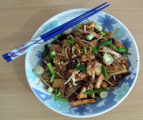 CHAR KWAY TEOW aux crevettes, poulet & Lap Cheong