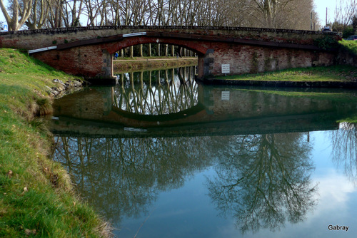 Canal du Midi : pont et aviron