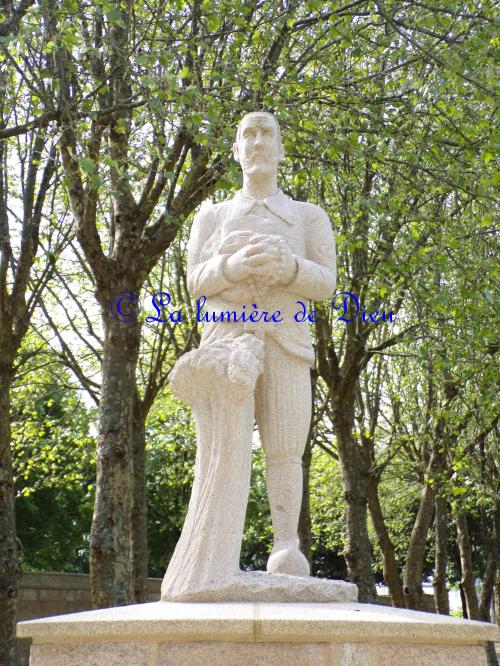 Sainte-Anne d'Auray, les statues de Sainte Anne et Yvon Nicolazic dans le parc