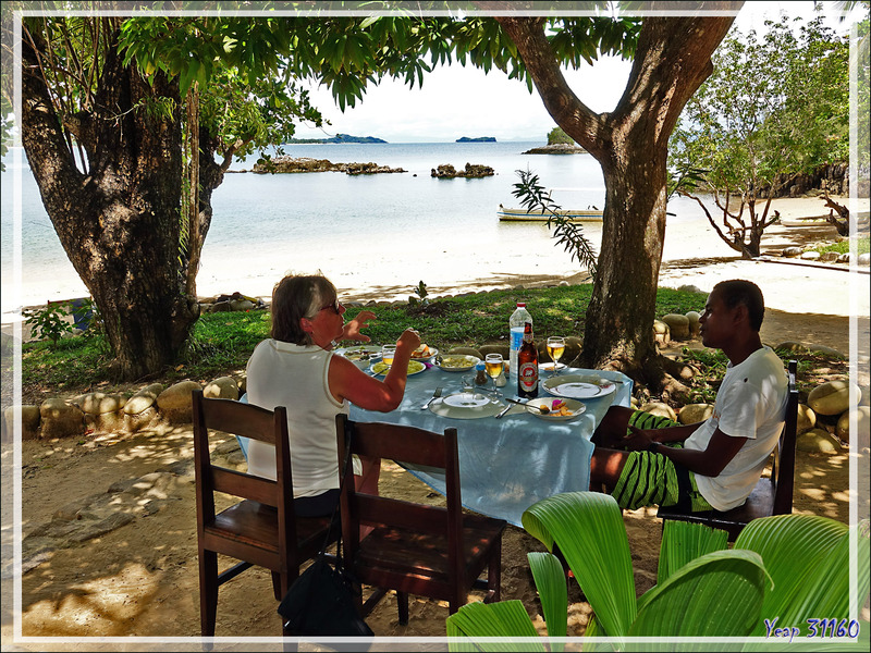 Un bon repas et un peu de farniente avec un panorama superbe sous les yeux - Plage du Sakatia Drive Inn - Nosy Sakatia - Madagascar