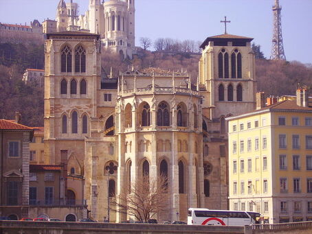 Chevet de l'édifice, vu depuis le quai des Célestins. À l'arrière-plan, Fourvière.