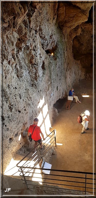 1020 - Villecroze-les-Grottes dans le Var (83)