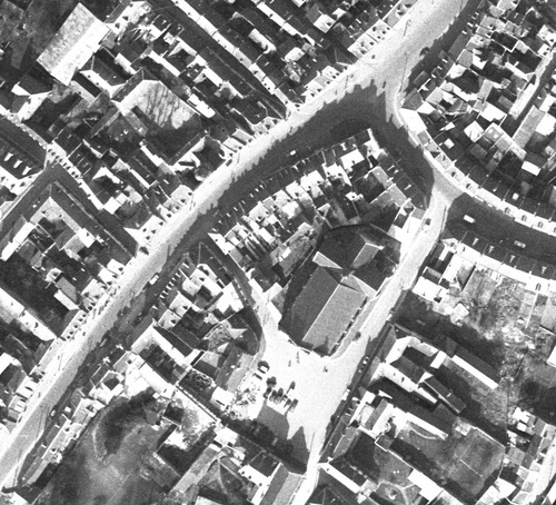 Doullens - Centre-ville en 1961, le beffroi dans la Rue du Bourg et l'Église Notre-Dame (remonterletemps.ign.fr)