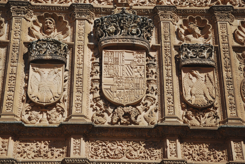 Salamanca - Université - Détail du portail - Blason de Charles Quint au centre, de l'Empire à G et de Castille à D