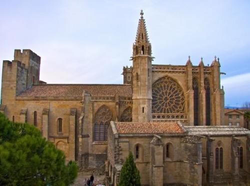 Carcassonne (Aude) : ville basse et basilique de la cité médiévale