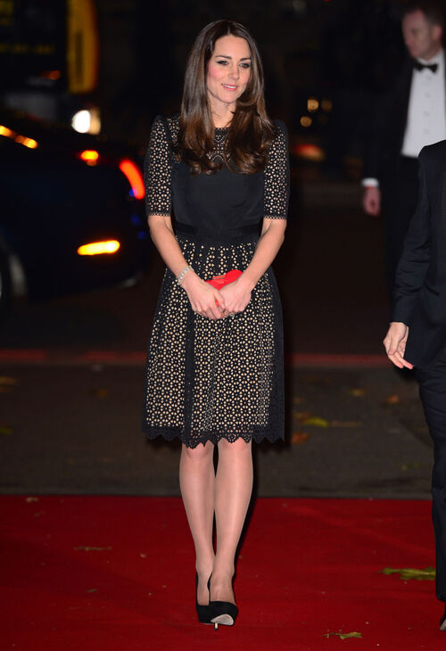 Kate Middleton : La jeune maman de nouveau élégante en petite robe noire