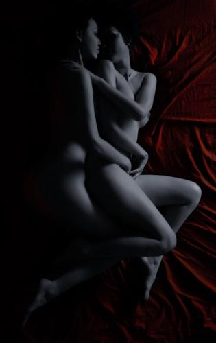 mourir de plaisir mourir de plaisir deux femmes nues lesbiennes allongees rouge