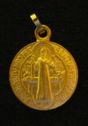 Médailles : saint Benoit, saint Michel, sainte Rita