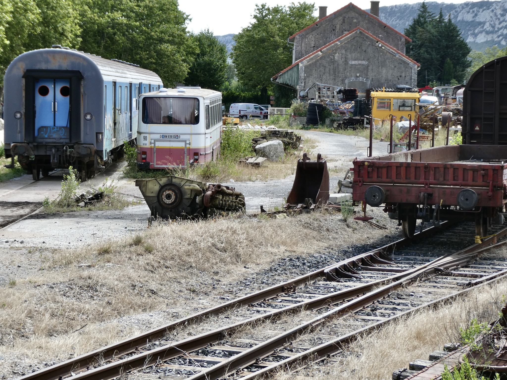 Peut être une image de train, chemin de fer et texte