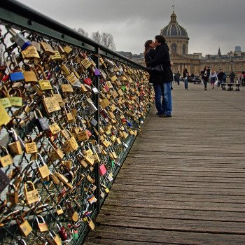 le pont des arts à paris, devenu une véritable installation artistique. 