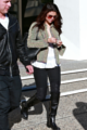 CANDIDS : Selena quittant un hôpital
