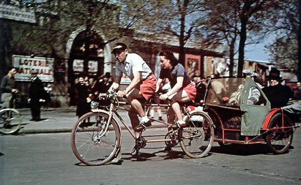 Vélo-taxi en route vers Longchamp, en août 1943