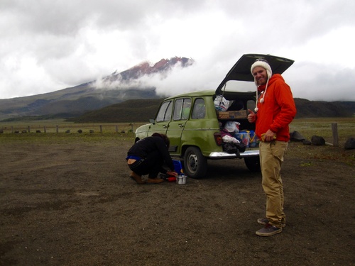 Pete et sa fameuse 4L, préparant le thé au pied du volcan :)