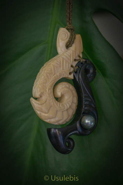 Pendentif en ivoire de Mammouth et ébène serti d'une perle noire de Tahiti