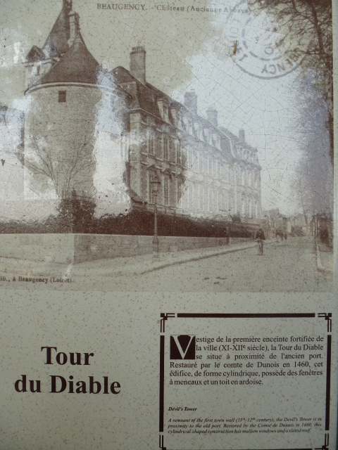 LES BORDS DE LOIRE A BEAUGENCY ET LE PONT .