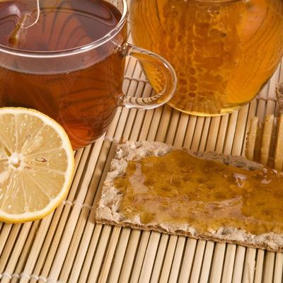 1. Le miel : contre les maux de gorge