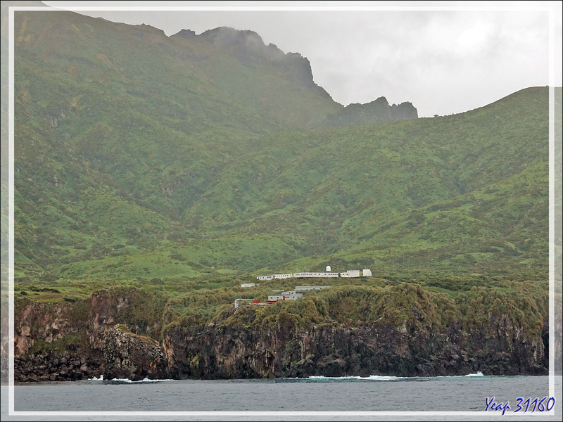 Gough Island : côte sud-est avec la station météorologique sud-africaine - Tristan da Cunha