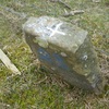 Ancienne borne stèle avec croix gravée sur la partie supérieure horizontale (360 m)