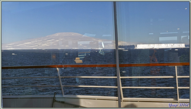 24/03/2022 suite : l'approche de Siple Island se poursuit. Photos de l'original et de son reflet dans les vitrages du Salon observatoire Anori