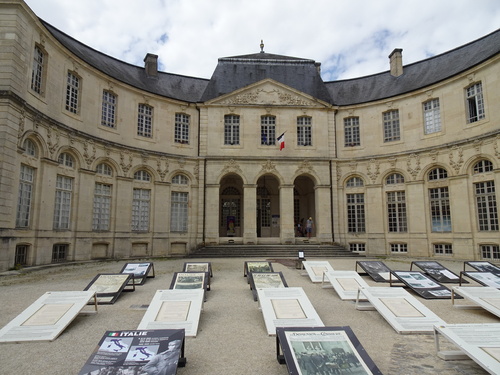 Exposition sur les Présidents de la Vème République à Verdun (photos)