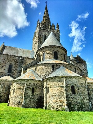 LAVAL - la Basilique et la Cathédrale