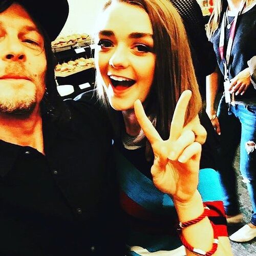 Norman Reedus s'offre un selfie avec Maisie Williams