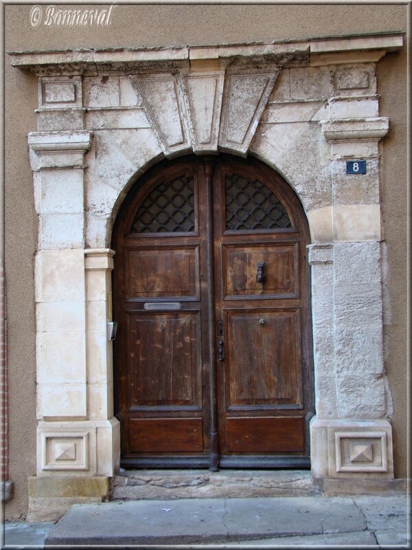 Gaillac belle porte dans une rue Tarn