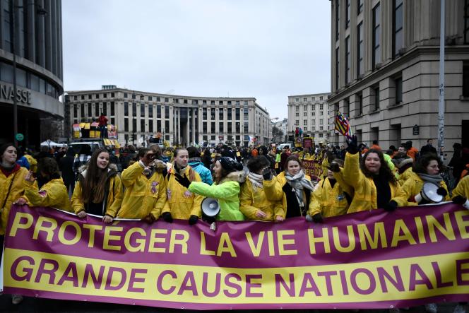Un cortège d&#39;opposants à l&#39;IVG défile à Paris contre l&#39;extension de la  durée légale de l&#39;avortement
