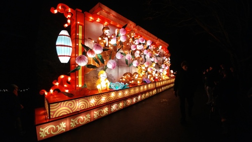 Eisstockschiessen, shoppen und China Light Festival in Koln