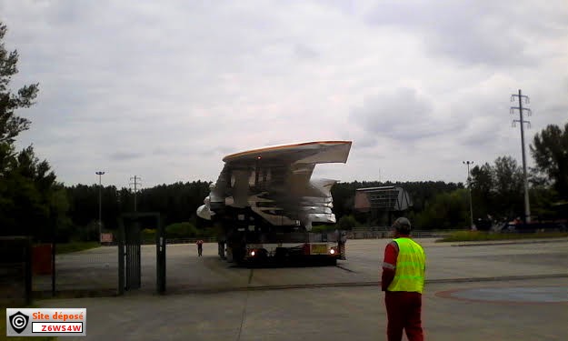 Airbus 380 ,vu sur la deuxième aile,de plus près (a suivre dans les mois qui suivent) calendrier de dèpart de Langon