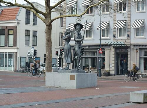 Statue sur la place de la gare à Haarlem