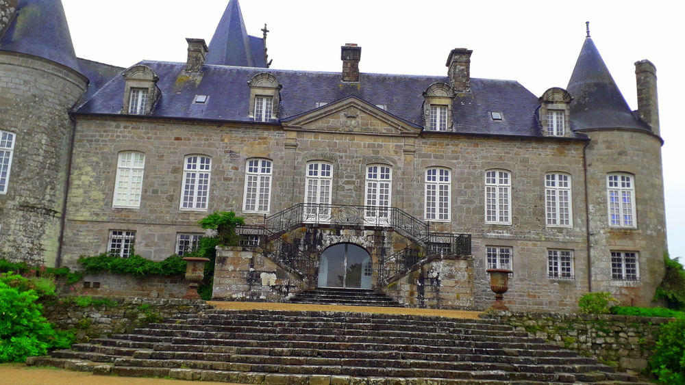   visite au chateau de  Kergrist  la perle du Trégor 