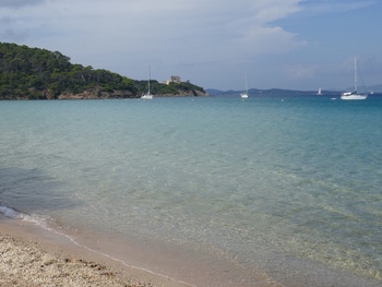 La Plage Notre-Dame. Au fond, les fort de l'Alycastre