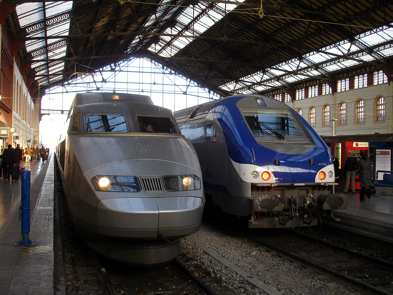 **Une jeune soeur voilée à la gare**