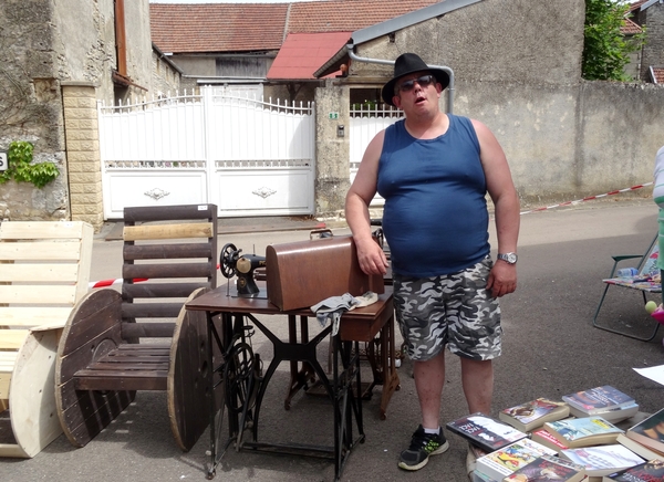 Le vide greniers et marché artisanal à Nesle et Massoult