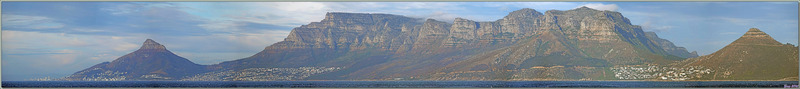 Panorama vu de la mer : Le Cap avec le pic rocheux "Lion's Head", Camps Bay surplombé par Table Mountain, le massif rocheux Les 12 Apôtres, Llandudno - Afrique du Sud