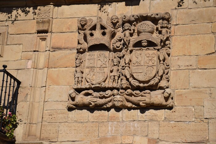 J55 - Santillana del Mar - Armoiries sur la façade de l'hôtel